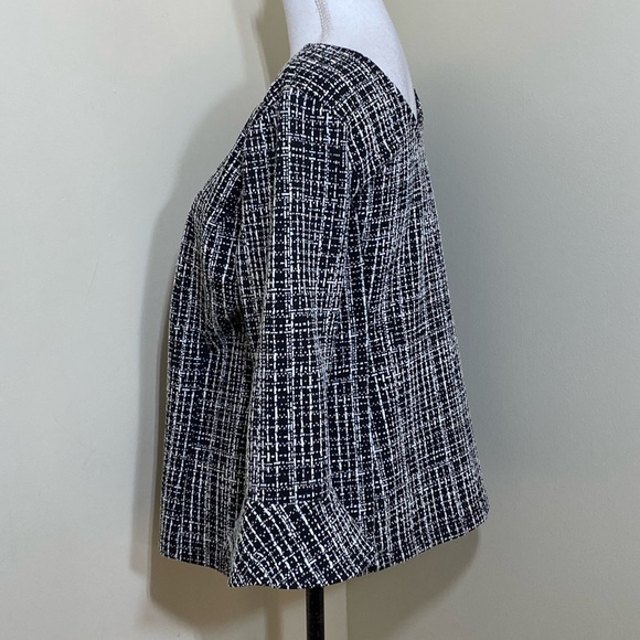 Talbots Women Black and white Textured 3/4 Flutter Sleeve Top size Medium - Picture 2 of 6
